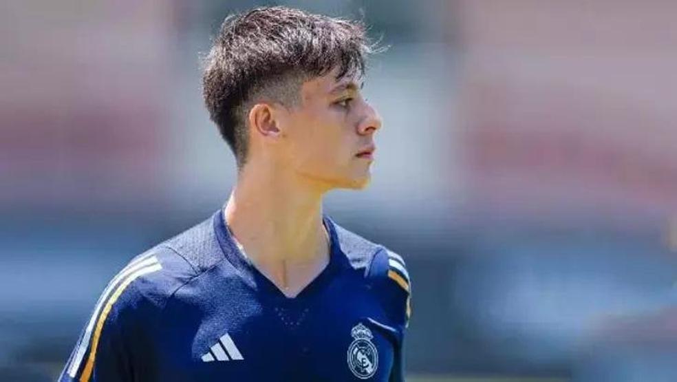 Pariste hissi pozlar Real Madrid’in yıldızı Arda Güler ile sevgilisi Duru Nayman aşka geldi Düğününe hepsi devletleri hasılat vallahi