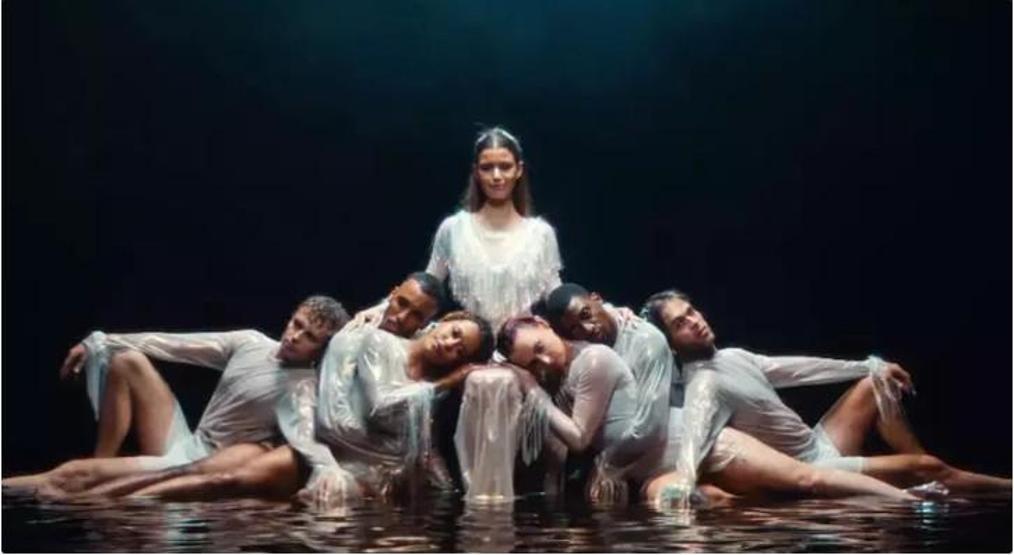 Beren Saat’ten Beklenmedik Adım: İlk Şarkısı CapitaliZoo Yayında