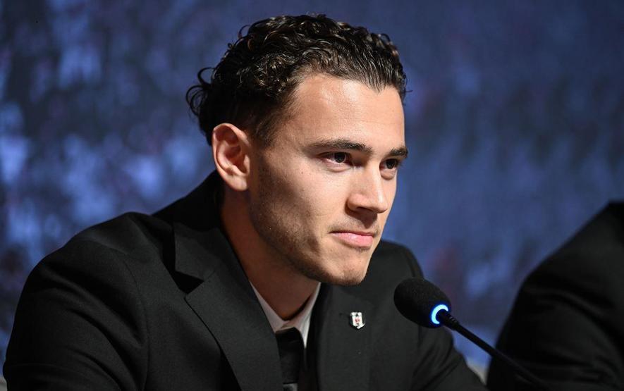 Beşiktaş, yeni transferleri için imza töreni düzenledi