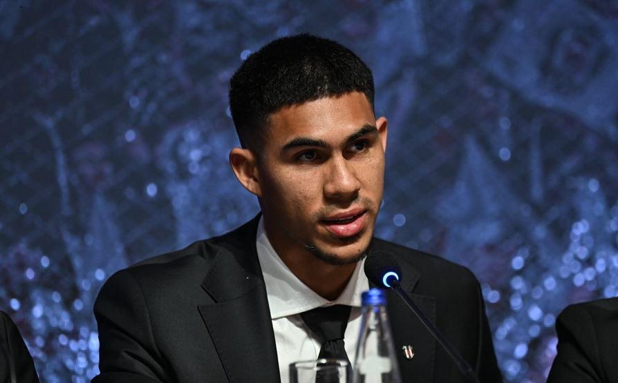 Beşiktaş, yeni transferleri için imza töreni düzenledi