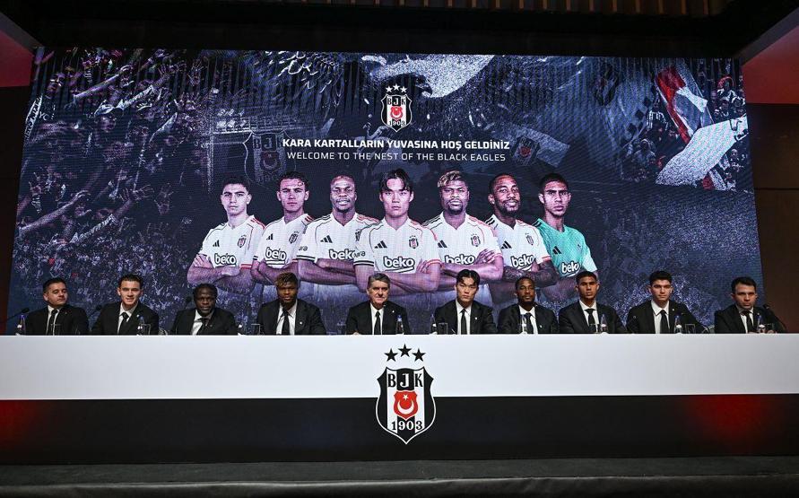 Beşiktaş, yeni transferleri için imza töreni düzenledi