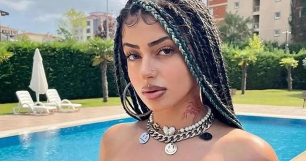 Beren Saatin CapitaliZoo şarkısı sosyal medyayı ikiye böldü Alizadeden olay yorum Aşk-ı Memnuya atıf yaptı: KENDİNE GEL SEN BİHTERSİN