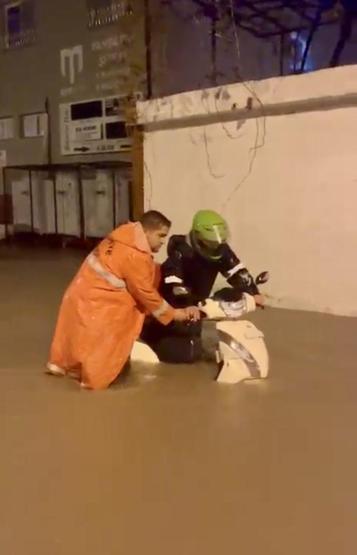 Ege ve Akdenizde sel: Yollar göle döndü, vatandaşlar mahsur kaldı, okullar tatil edildi