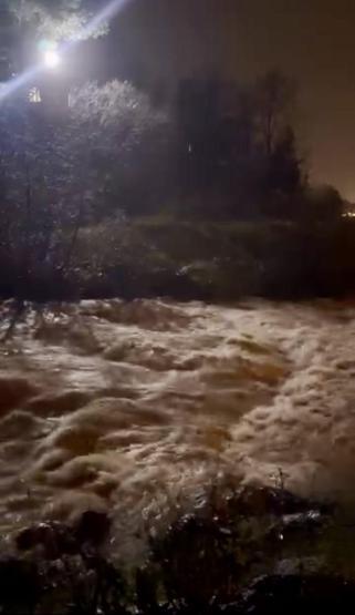 Ege ve Akdenizde sel: Yollar göle döndü, vatandaşlar mahsur kaldı, okullar tatil edildi