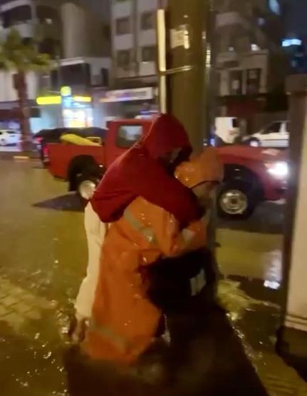 Ege ve Akdenizde sel: Yollar göle döndü, vatandaşlar mahsur kaldı, okullar tatil edildi