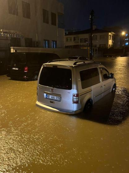 Ege ve Akdenizde sel: Yollar göle döndü, vatandaşlar mahsur kaldı, okullar tatil edildi
