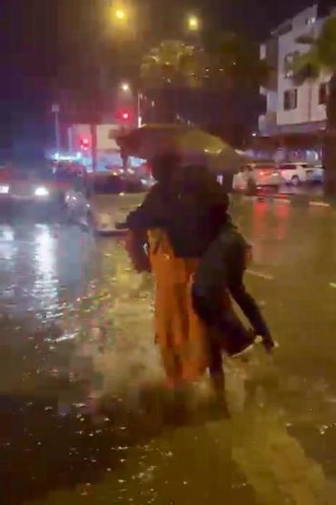 Ege ve Akdenizde sel: Yollar göle döndü, vatandaşlar mahsur kaldı, okullar tatil edildi