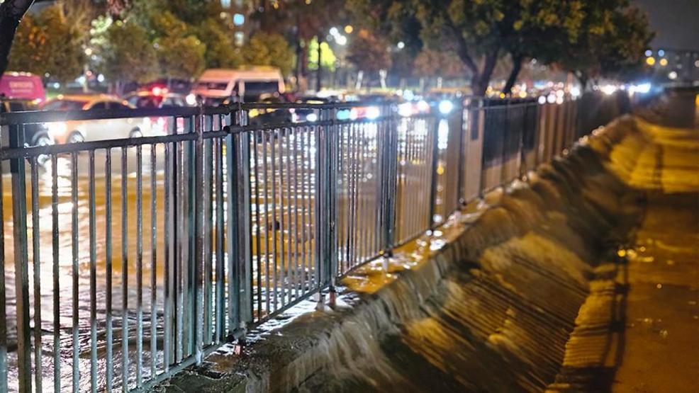 Ege ve Akdenizde sel: Yollar göle döndü, vatandaşlar mahsur kaldı, okullar tatil edildi