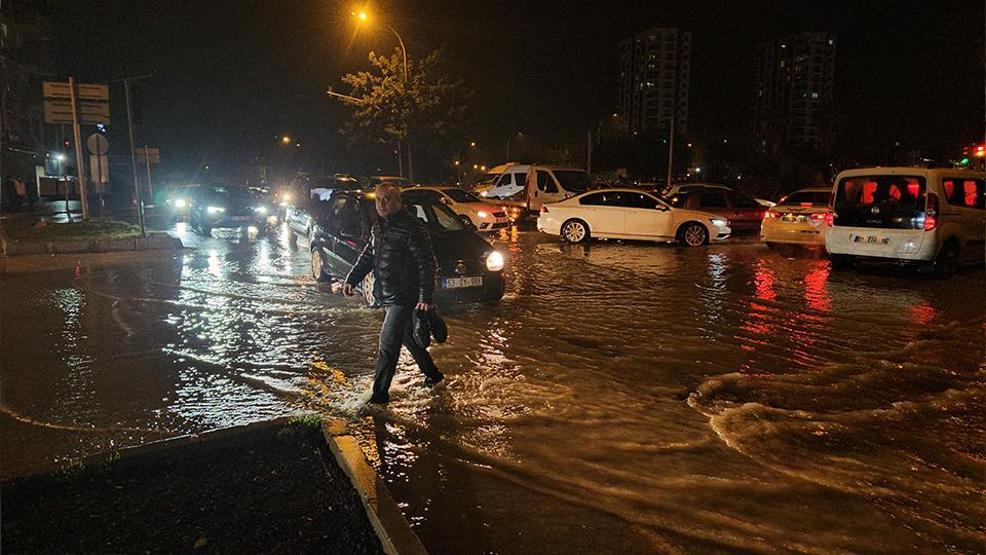 Ege ve Akdenizde sel: Yollar göle döndü, vatandaşlar mahsur kaldı, okullar tatil edildi