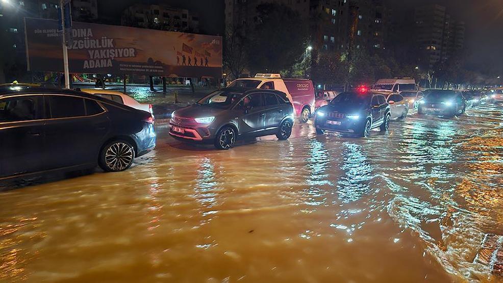 Ege ve Akdenizde sel: Yollar göle döndü, vatandaşlar mahsur kaldı, okullar tatil edildi