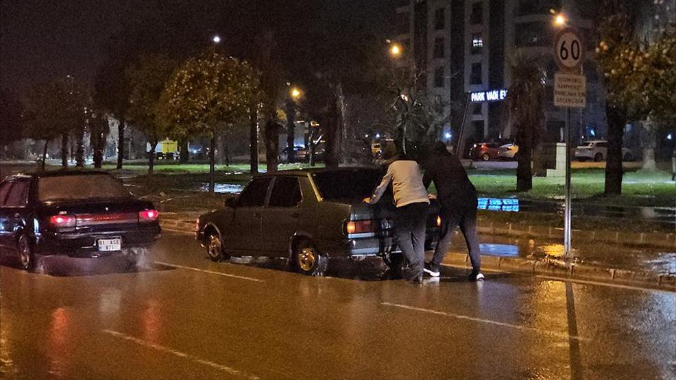 Ege ve Akdenizde sel: Yollar göle döndü, vatandaşlar mahsur kaldı, okullar tatil edildi