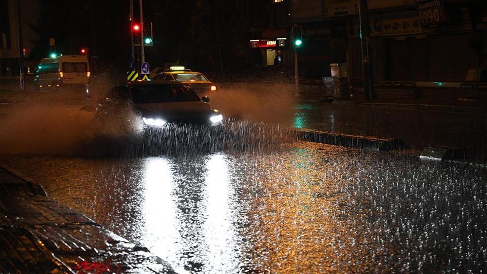 Ege ve Akdenizde sel: Yollar göle döndü, vatandaşlar mahsur kaldı, okullar tatil edildi