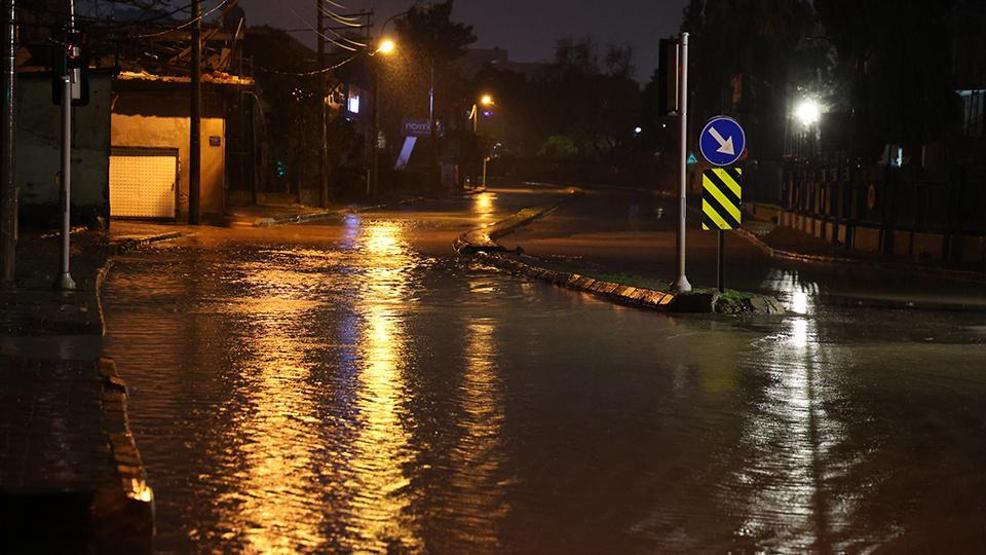 Ege ve Akdenizde sel: Yollar göle döndü, vatandaşlar mahsur kaldı, okullar tatil edildi