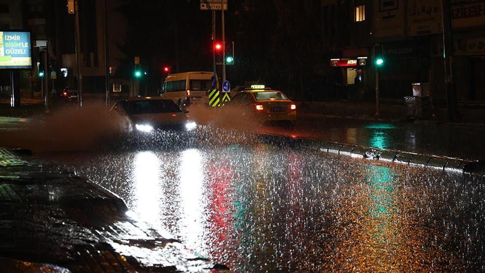 Ege ve Akdenizde sel: Yollar göle döndü, vatandaşlar mahsur kaldı, okullar tatil edildi
