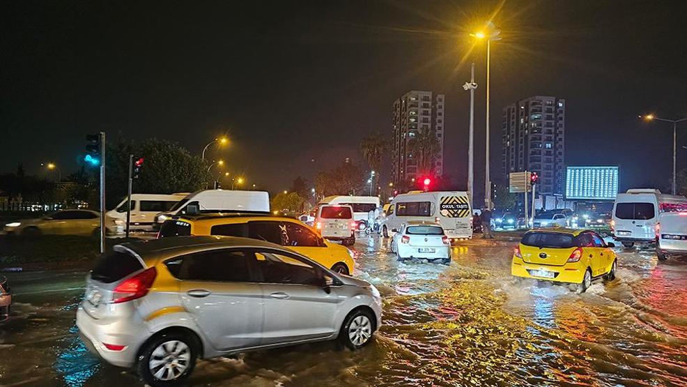 Ege ve Akdenizde sel: Yollar göle döndü, vatandaşlar mahsur kaldı, okullar tatil edildi