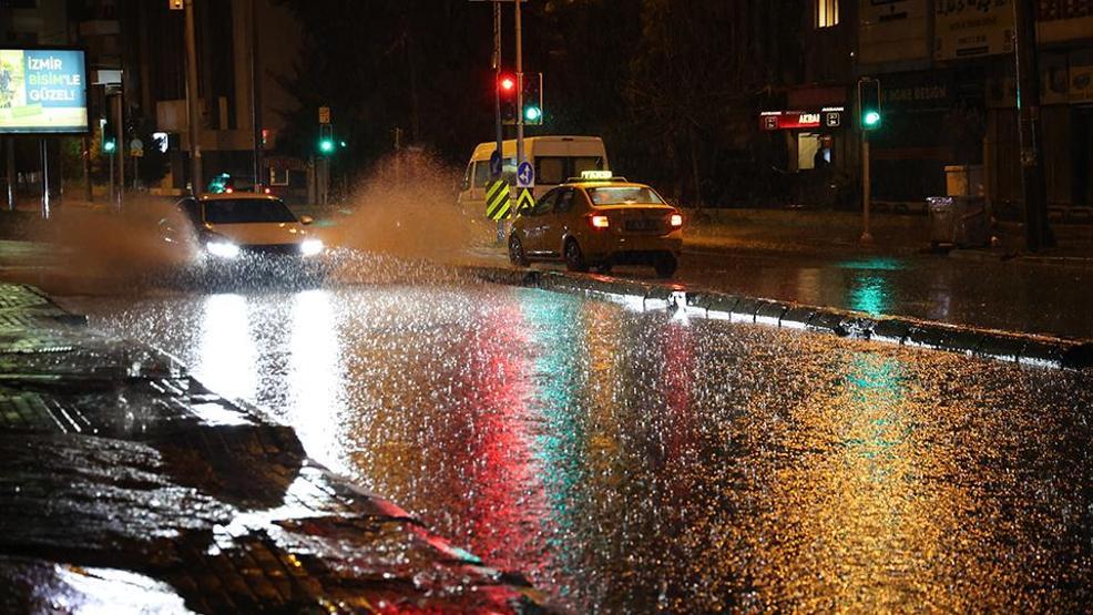 Ege ve Akdenizde sel: Yollar göle döndü, vatandaşlar mahsur kaldı, okullar tatil edildi