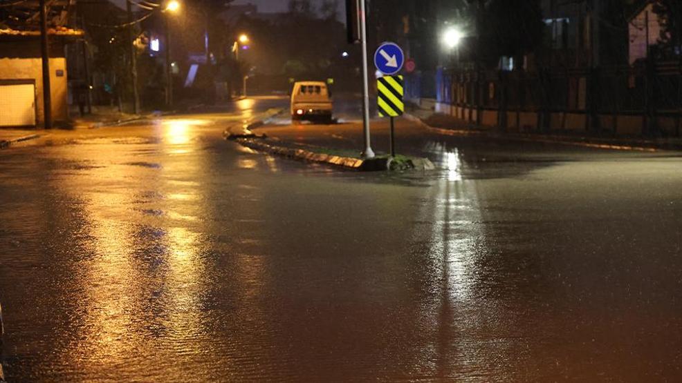 Ege ve Akdenizde sel: Yollar göle döndü, vatandaşlar mahsur kaldı, okullar tatil edildi