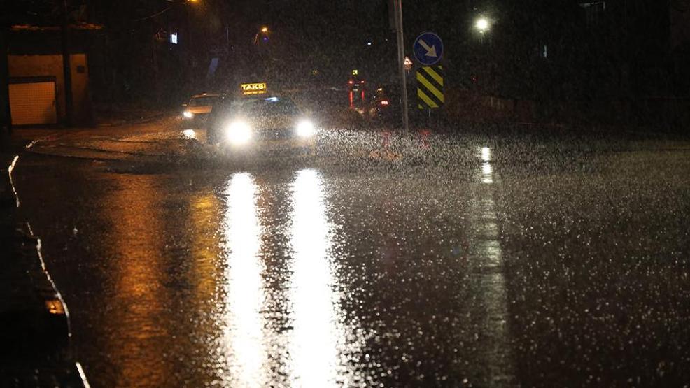 Ege ve Akdenizde sel: Yollar göle döndü, vatandaşlar mahsur kaldı, okullar tatil edildi
