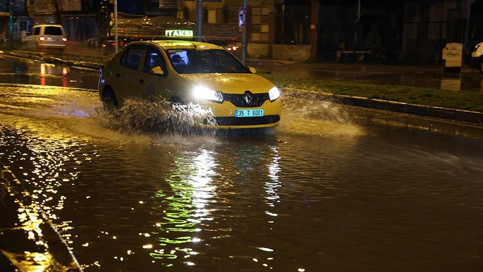 Ege ve Akdenizde sel: Yollar göle döndü, vatandaşlar mahsur kaldı, okullar tatil edildi