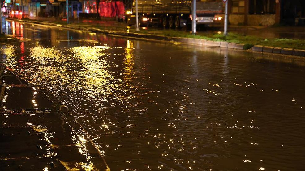 Ege ve Akdenizde sel: Yollar göle döndü, vatandaşlar mahsur kaldı, okullar tatil edildi