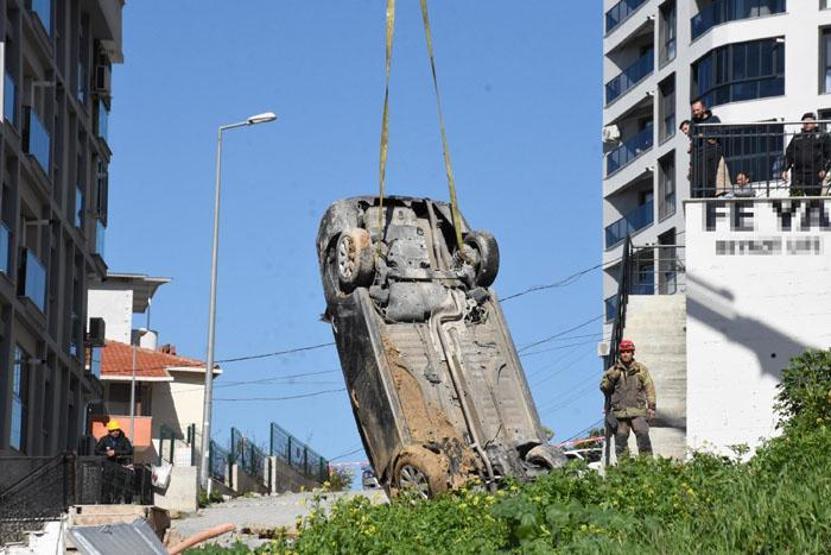 İzmirde korku dolu anlar: İlk önce balkon demirleri sallandı
