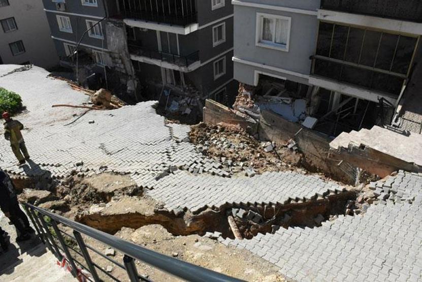 İzmirde korku dolu anlar: İlk önce balkon demirleri sallandı