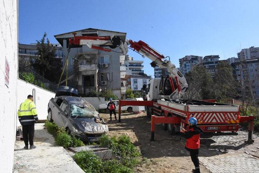 İzmirde korku dolu anlar: İlk önce balkon demirleri sallandı