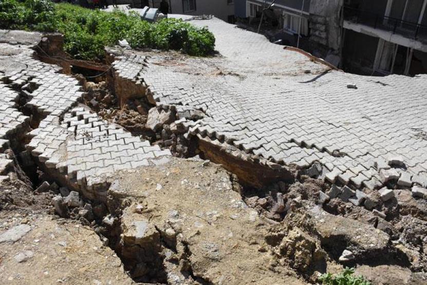 İzmirde korku dolu anlar: İlk önce balkon demirleri sallandı