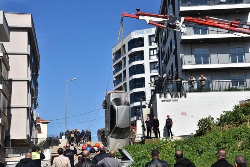 İzmirde korku dolu anlar: İlk önce balkon demirleri sallandı