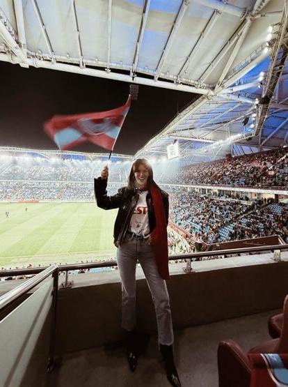 Kızılcık Şerbetinin Başakı Seray Kaya, Trabzonspor – Fenerbahçe derbisini izledi Sevgililer Günün kutlu olsun sevdam