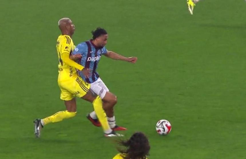 Trabzonspor - Fenerbahçe maçındaki hakem kararları incelendi: Golden önce faul var mı