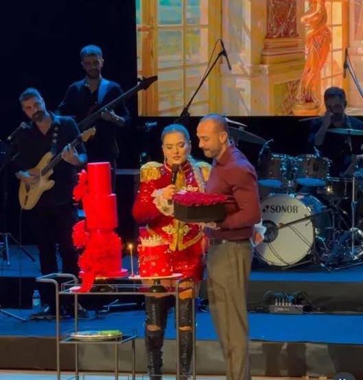 Sahnede Jest Okan Kurttan Demet Akalın’a Sevgililer Günü Sürprizi