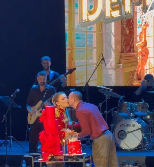 Sahnede Jest Okan Kurttan Demet Akalın’a Sevgililer Günü Sürprizi