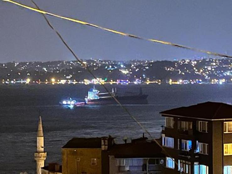 Sarıyer açıklarında kurtarılan gemi bu sefer İstanbul Boğazı’nda fırtınada savruldu