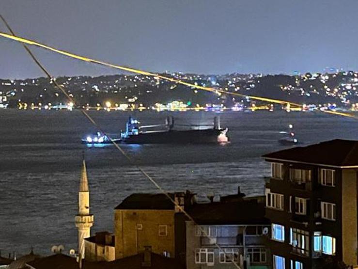 Sarıyer açıklarında kurtarılan gemi bu sefer İstanbul Boğazı’nda fırtınada savruldu