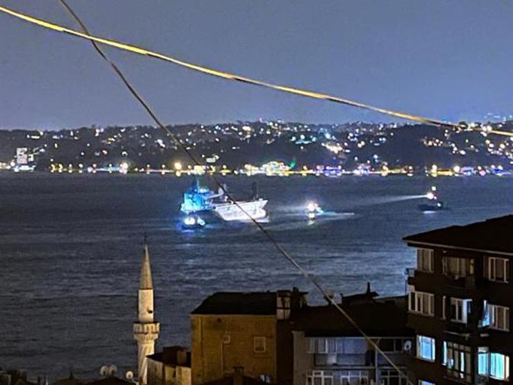 Sarıyer açıklarında kurtarılan gemi bu sefer İstanbul Boğazı’nda fırtınada savruldu