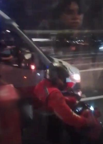 Fırtınada köprüyü geçmeye çalışan motokuryeye ambulans ve metrobüs kalkanı