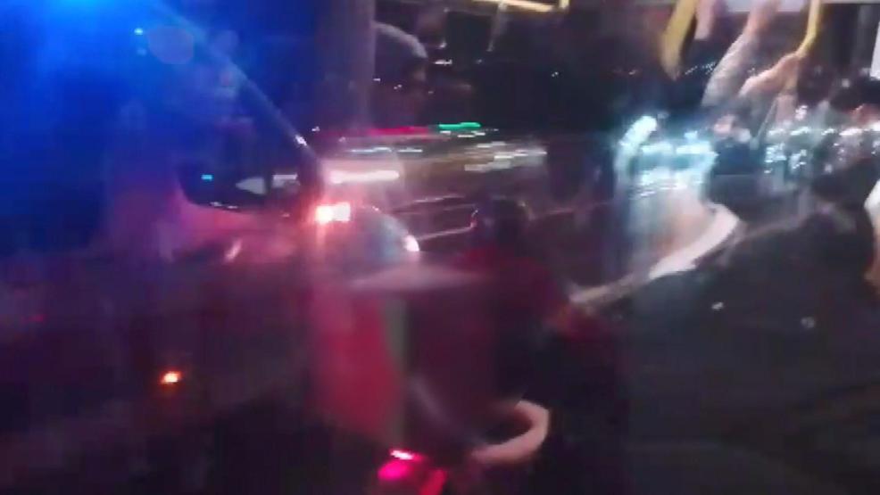 Fırtınada köprüyü geçmeye çalışan motokuryeye ambulans ve metrobüs kalkanı