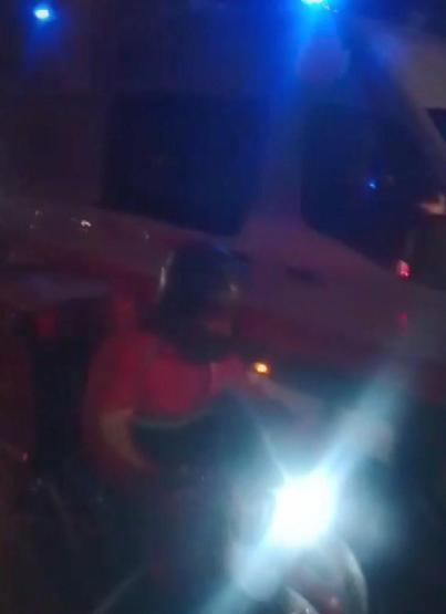 Fırtınada köprüyü geçmeye çalışan motokuryeye ambulans ve metrobüs kalkanı