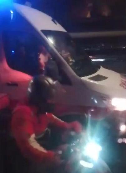 Fırtınada köprüyü geçmeye çalışan motokuryeye ambulans ve metrobüs kalkanı