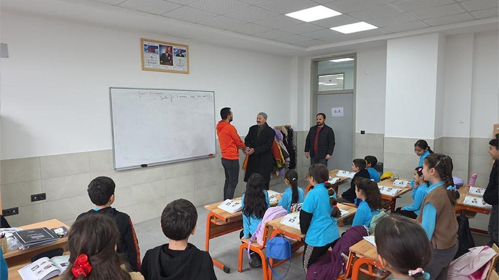 ELLERİNDEN ÖPERİZ ALİ DEDE Üzüntüden değil mutluluktan ağlıyor...