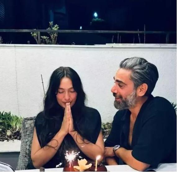 Neslihan Atagül’ün Ayna Pozuna Sanal Medyadan Beğeni Yağdı