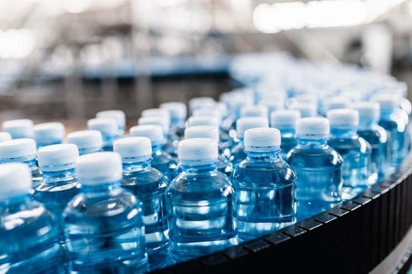 Haftada Bir Kredi Kartı Ağırlığında Yutuyoruz Yalnızca Çevrede Değil, Kanımızda ve Organlarımızda Kısırlık Alarmı: Erkeklerde Sperm Sayısı Yarıya Düştü Plastik Şişeler...