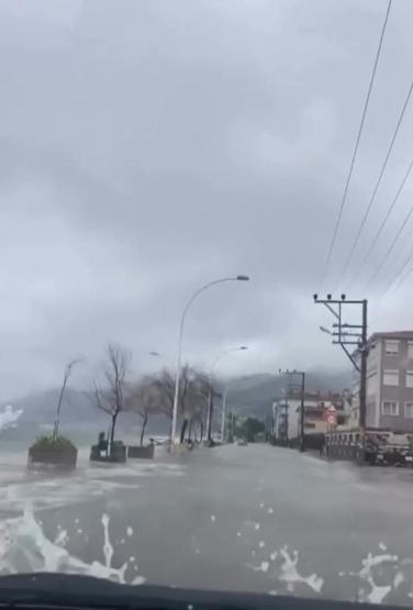 Gemlikte deniz ile kara birleşti
