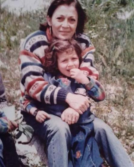 Oyuncu Metin Akpınarın Biyolojik Kızı Duygu Nebioğlu Davayı Kazandı İşte Alacağı Tazminat