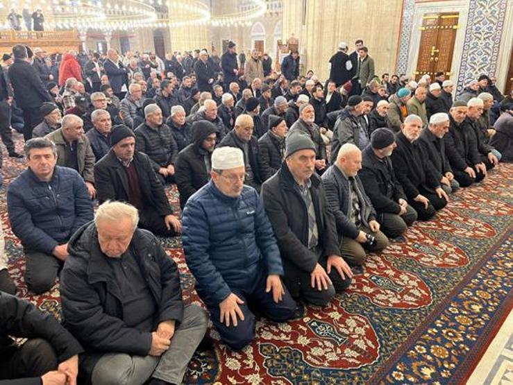 Selimiye Camisi 4 yıl sonra ibadete açıldı, cemaatle ilk namaz kılındı