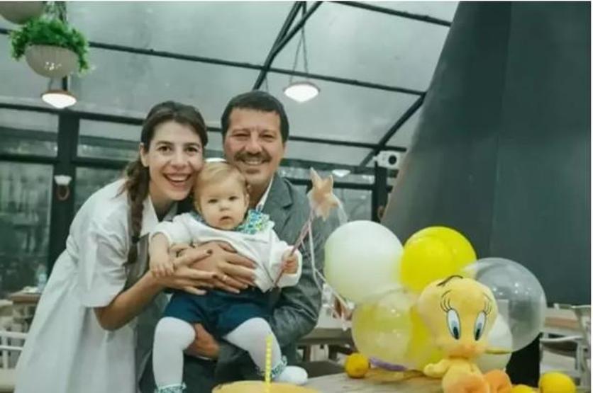 Ünlü Oyuncu İlker Aksumun Kızının İlk Adımları O anları aktartı