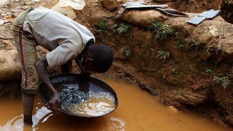 Kenyada toprağın altında yatan servet Günlük hedef 30 gram...