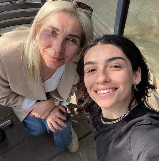 İnci Tanelerinin Dilberi Hazar Ergüçlünün annesine bakın Güzelliğinin kaynağı belli oldu