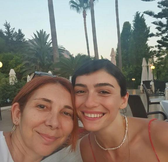 İnci Tanelerinin Dilberi Hazar Erkuvvetlünün annesine bakın Güzelliğinin kaynağı belli oldu